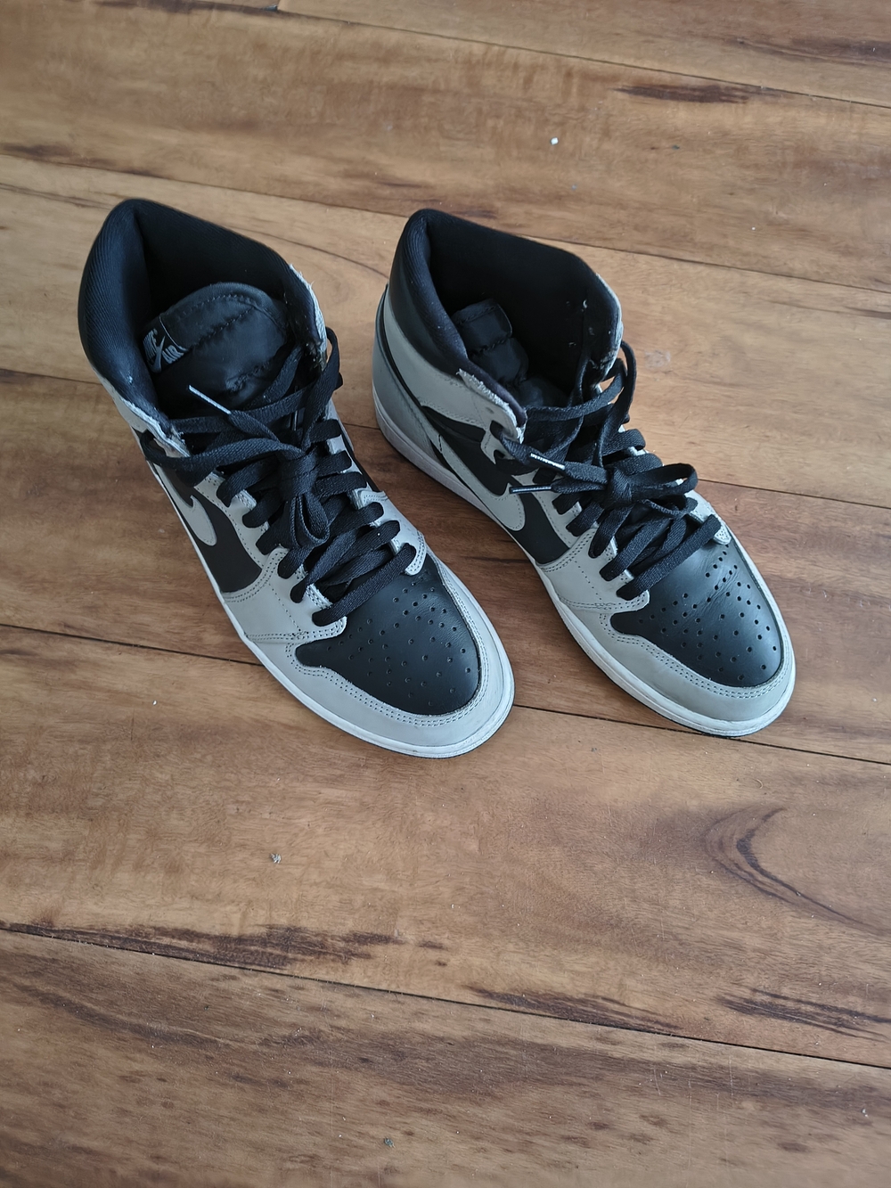 Men's Jordon Mid 1 Sneakers in Black and Gray